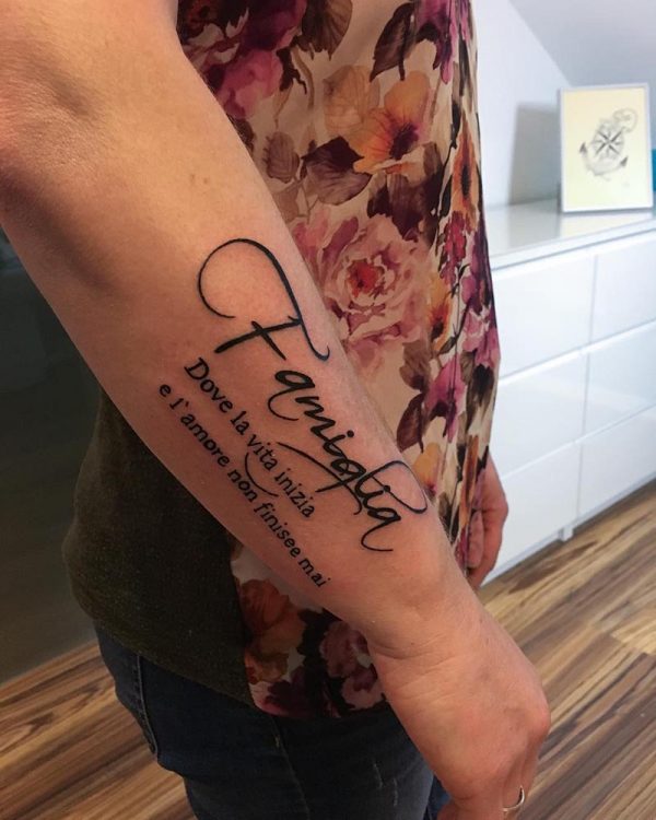 Spruch Tattoo auf dem Unterarm