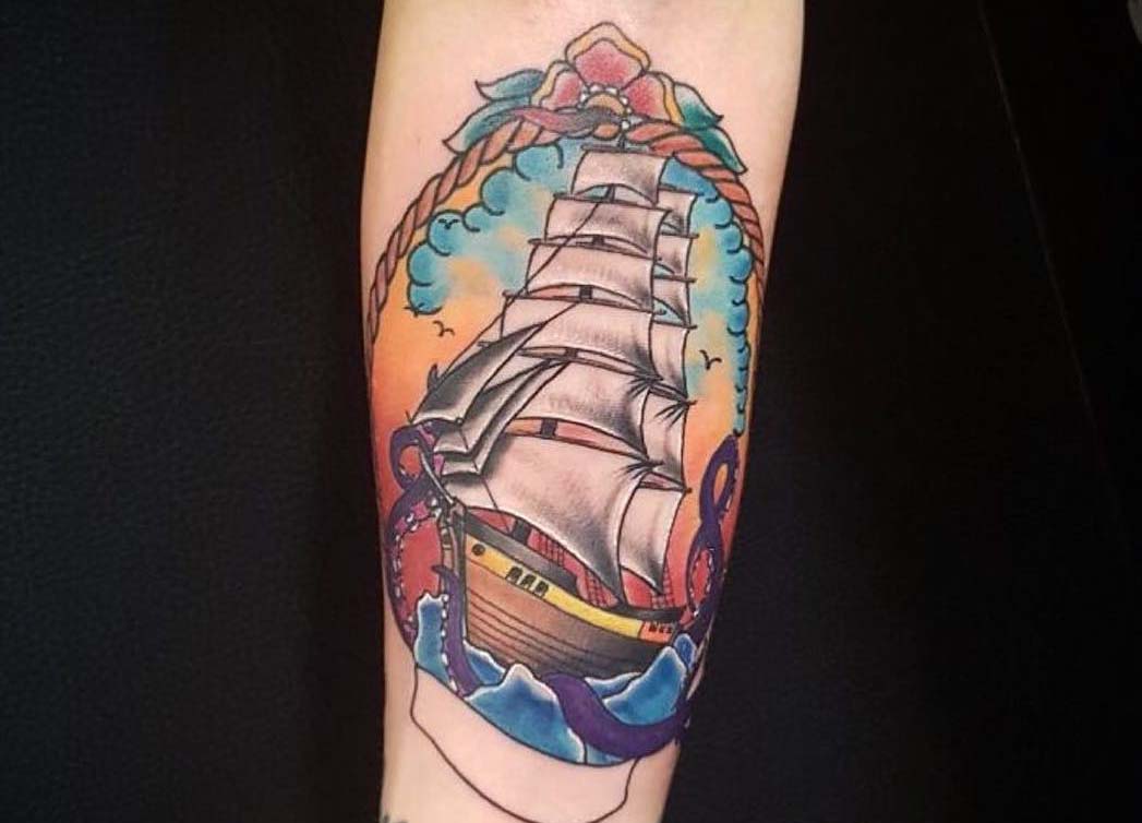 Abstraktes Schiff-Tattoo auf dem Unterarm