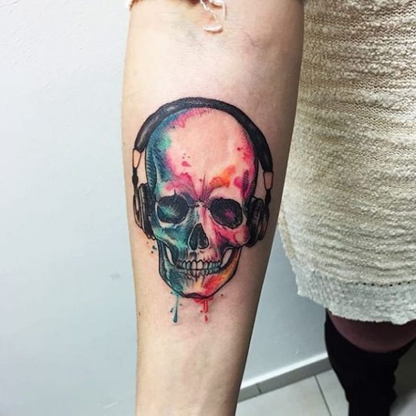 Unterarm Tattoo von buntem Totenkopf